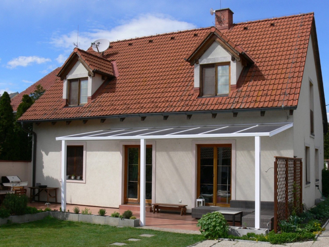 Minimalismus vs. rustikální styl: Jak přizpůsobit pergolu designu domu